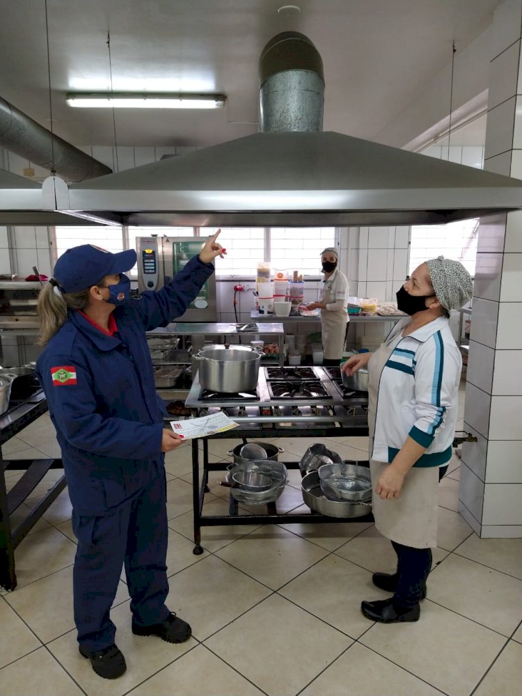 Bombeiros  alertam sobre a limpeza de coifas em estabelecimentos da Região Sul