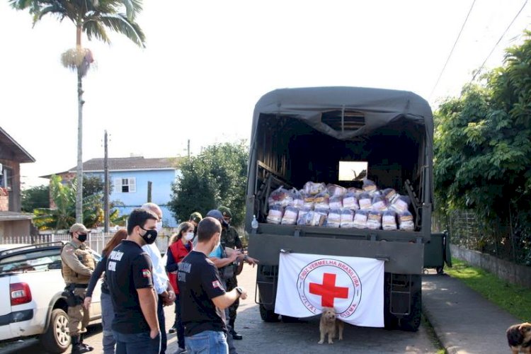 Cruz Vermelha faz entrega da Campanha Fazer o Bem