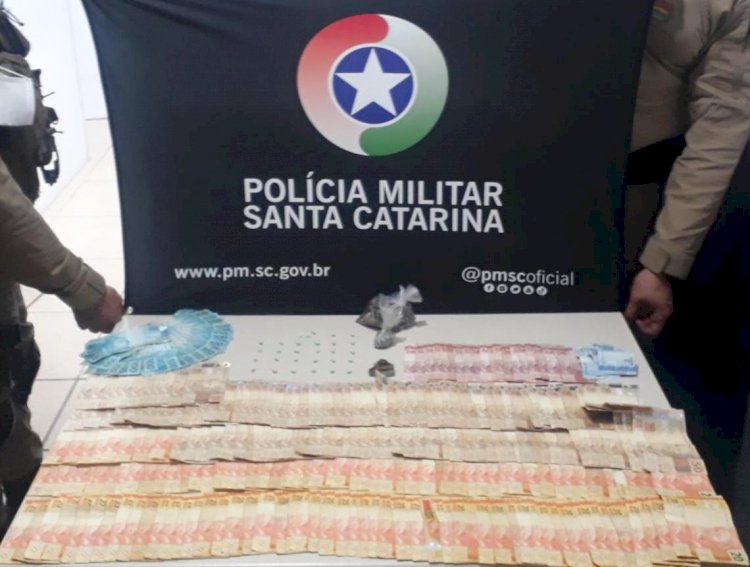 Polícia Militar aprende duas pessoas com dinheiro  Ecstasy e drogas