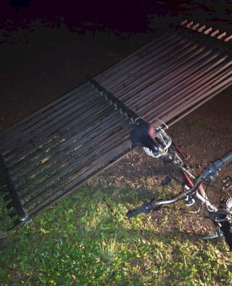 PM flagra gatuno com  portão na bicicleta