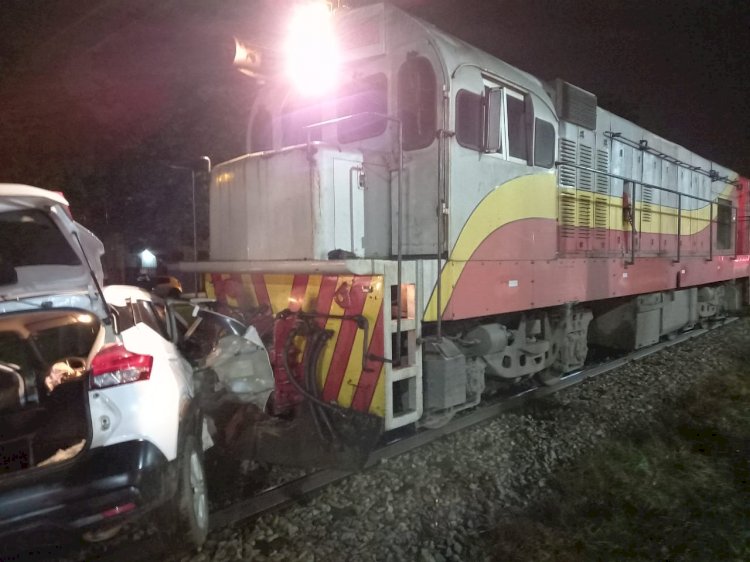 Veiculo bate em trem e motorista sai com ferimentos leves