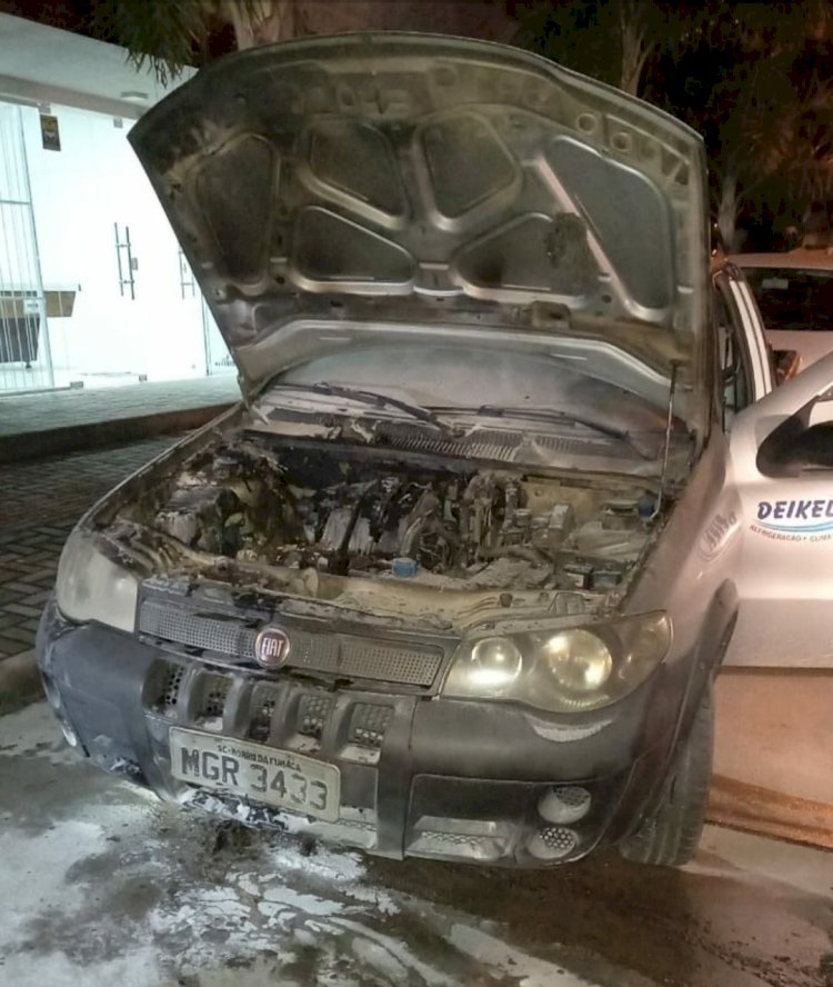 Veículo pega fogo em Morro da Fumaça