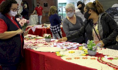Participantes dos Clubes de Mães da Afasc recebem materiais do projeto “Crochê Criativo”