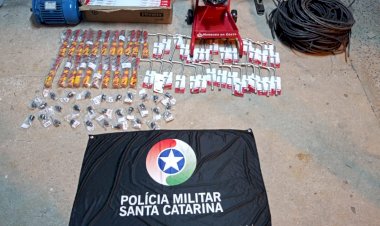 Motores, chaves, dinheiro e fios são apreendidos pela PM