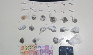 Homem com dois mandados de prisão é preso com drogas pela PM