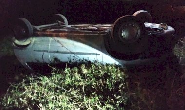 Veiculo capota em ponte de Criciúma