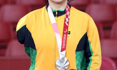 Bruna Alexandre e técnico Alexandre Ghizi comemoram conquista da prata em Tóquio