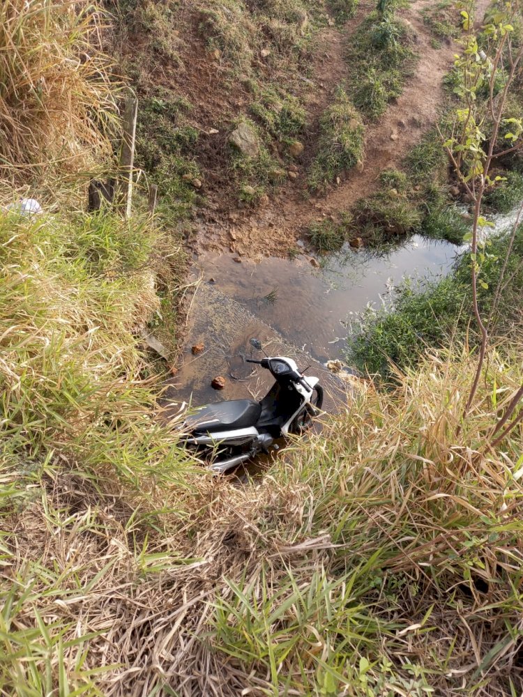 Motociclista perde controle e cai em riacho