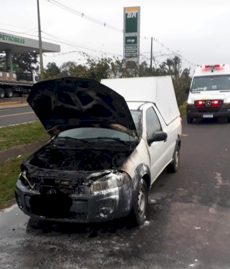 Carro pega fogo na BR 101