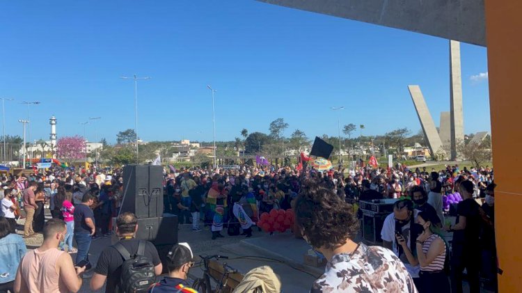 Parada LGBTQIA+ de Criciúma reúne mais de 1000 pessoas e arrecada meia tonelada de alimentos