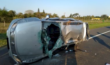 Veículo capota sobre a pista e deixa duas pessoas feridas