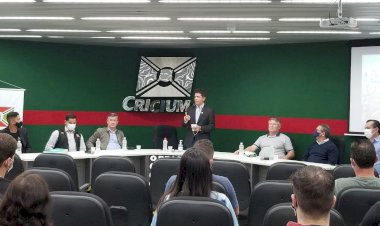 Escrituras e registros de imóveis são entregues para famílias de Criciúma