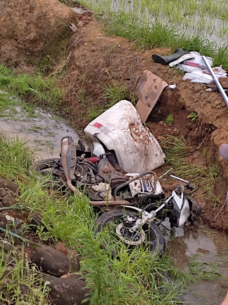 Motociclista perde controle e cai em riacho