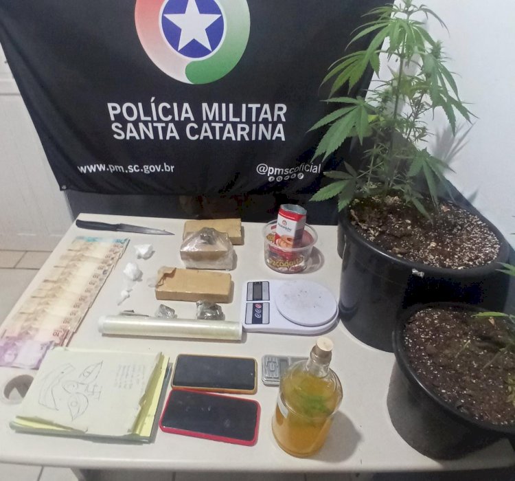 Polícia Militar apreende mais de 1 kg de drogas no bairro Mineira Nova em Criciúma