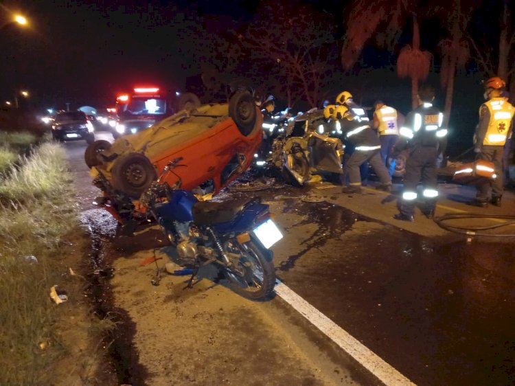 Acidente envolvendo dois veículos e uma motocicleta termina em morte