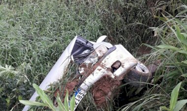 Motorista  cai em riacho com o veículo  e não sabe explicar o que aconteceu