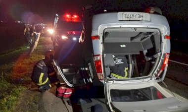 Mulher capota carro e fica presa de cabeça para baixo no veículo