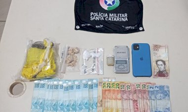 Homem é preso pela PM após tentar fugir por telhado de residência