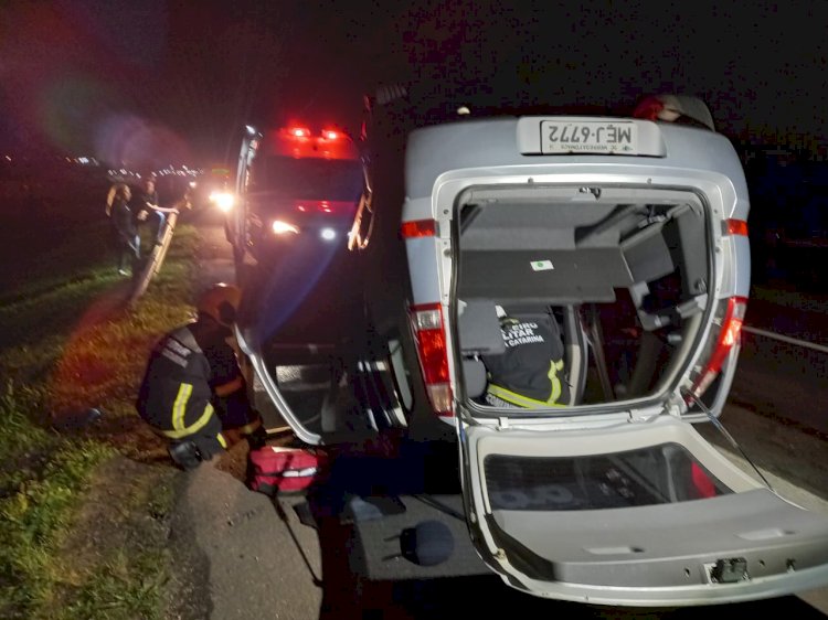 Mulher capota carro e fica presa de cabeça para baixo no veículo