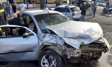 Criança fica presa após acidente envolvendo dois veículos