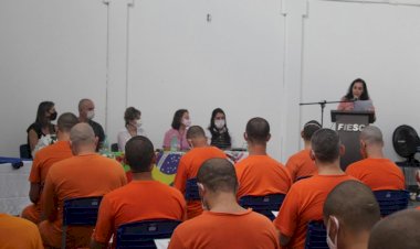 Em Criciúma, 250 detentos finalizam curso na área de costura