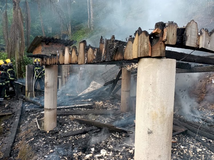 Incêndio  destrói casa no São Simão