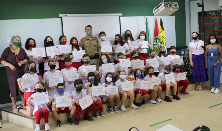 Proerd: da sala de aula à prevenção no Colégio Unesc