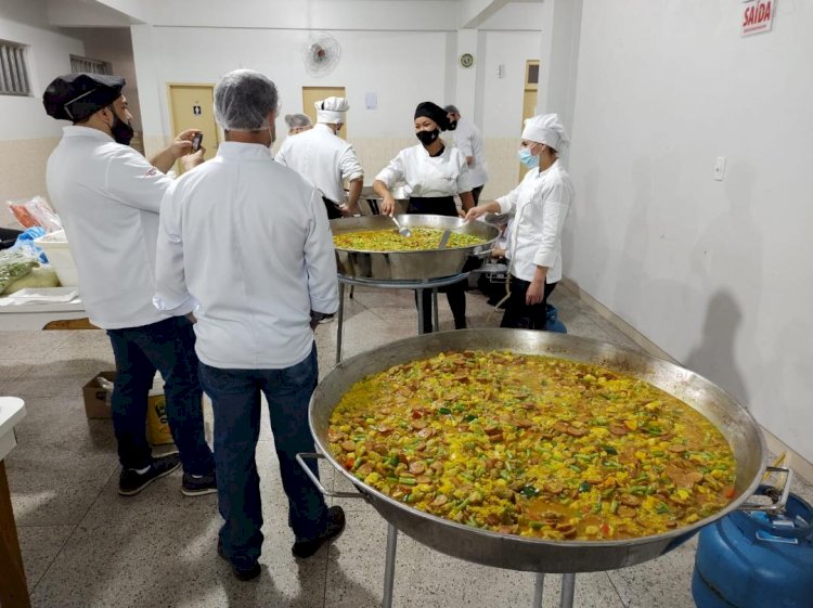 Paella do curso de Gastronomia da Unesc entrega 500 refeições