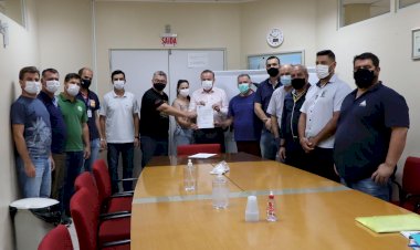 Neguinho entrega mais uma ordem de serviço para pavimentação