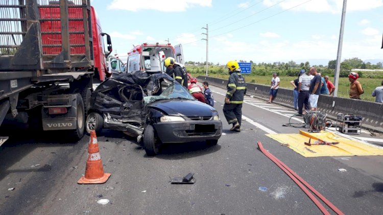 Motorista fica preso nas ferragens após acidente na BR 101