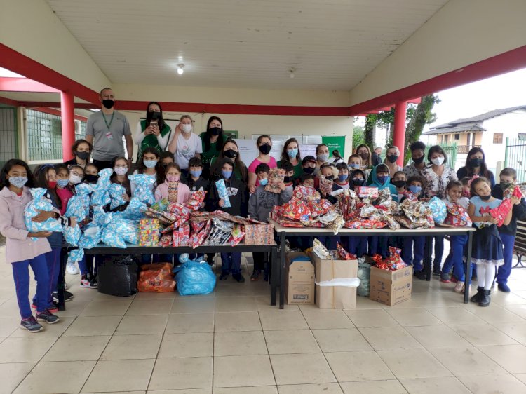 Escola de Pais & Filhos” encerra o ano  com ação social de Natal