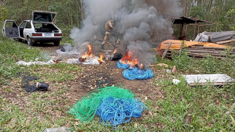 PM flagra dupla com fios furtados em Criciúma