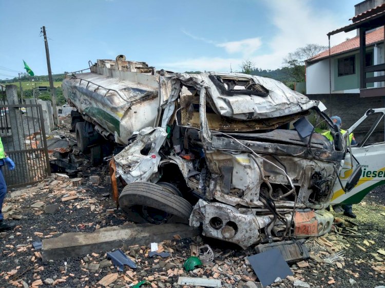 Motorista de caminhão morre após colidir em 5 casas