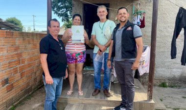 Assistência Social entrega escrituras de imóveis para famílias de Criciúma