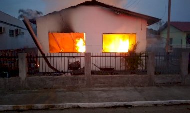 Casa pega fogo e morador perde tudo