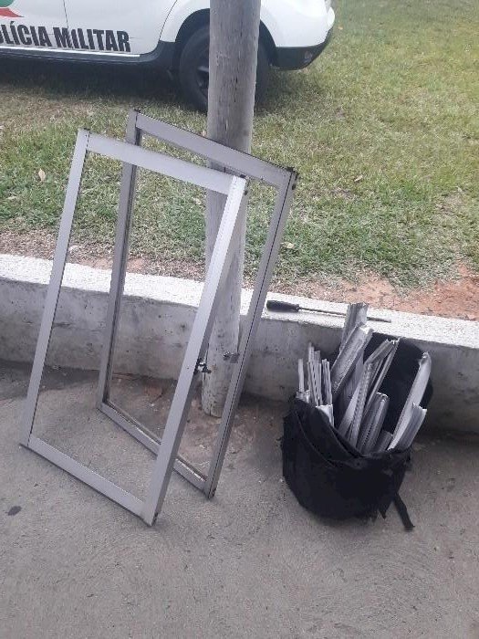 PM prende ladrão de porta de alumínio em Criciúma