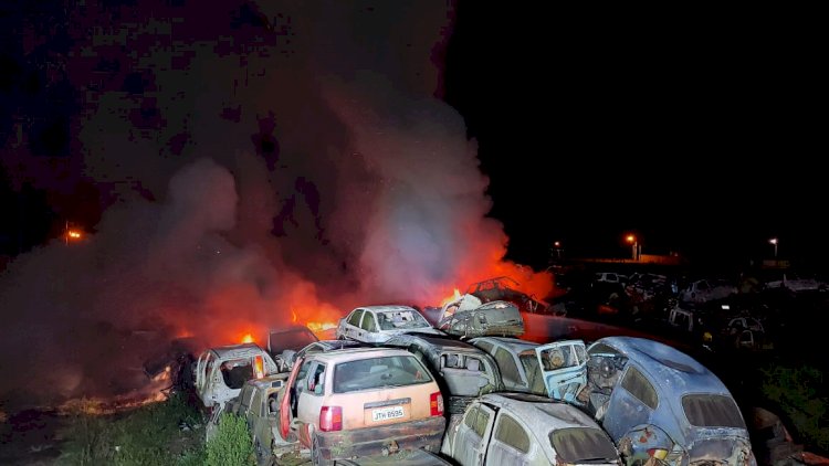 Cerca de 80 veículos apreendidos  pega fogo em pátio