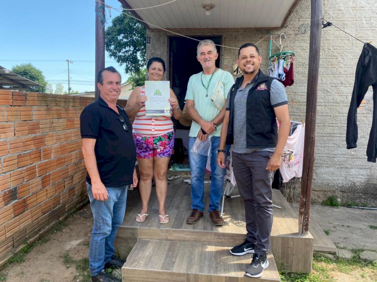 Assistência Social entrega escrituras de imóveis para famílias de Criciúma