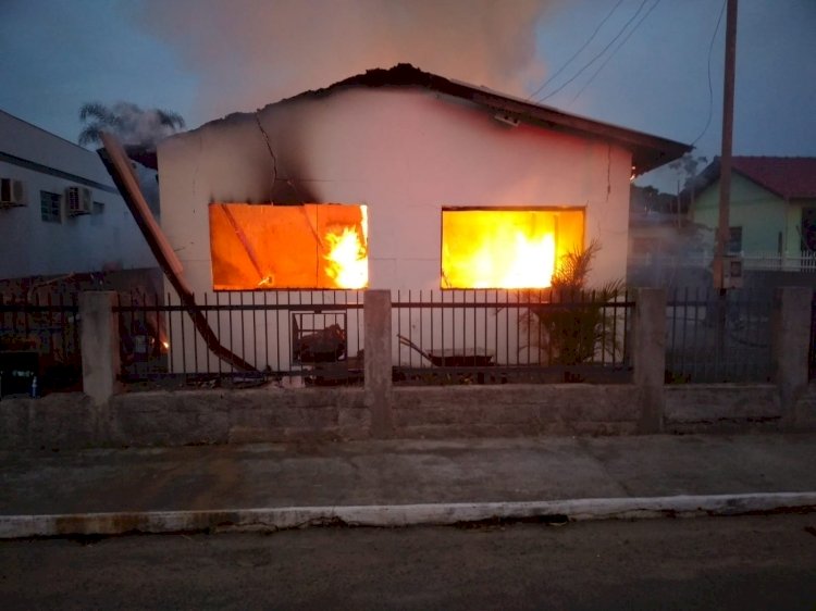 Casa pega fogo e morador perde tudo