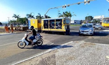 Ônibus colide em trem no Pinheirinho