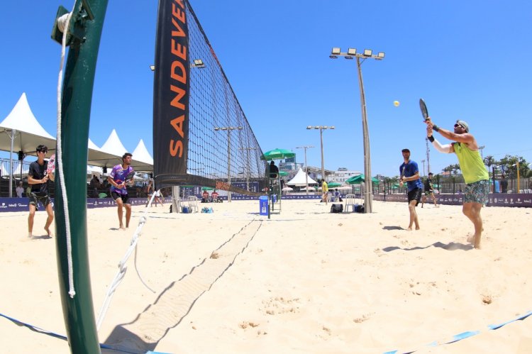 Mundial de Beach Tennis: André Baran e Nikita Burmakin avançam