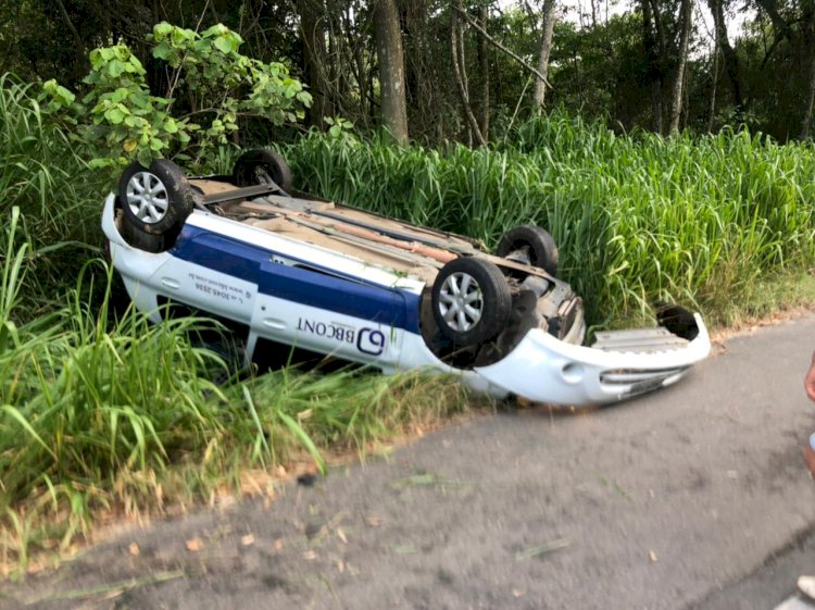 Mulher perde controle do veículo e capota em Rodovia