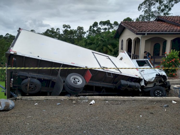 Caminhão de bebidas invade residência no Rio Maina