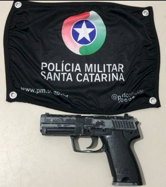 PM prende homem com arma falsa