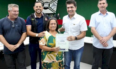 Prefeitura de Criciúma entrega escrituras para moradores de dez bairros