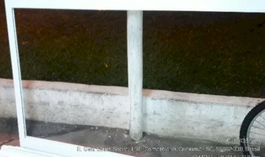 PM flagra homem com portão furtado carregando em uma bicicleta