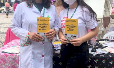 Professores e alunos do curso de nutrição da Unesc realizam atendimento na Praça