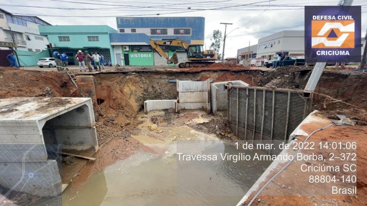 Trecho da rua Henrique Lage é interditado pela Defesa Civil