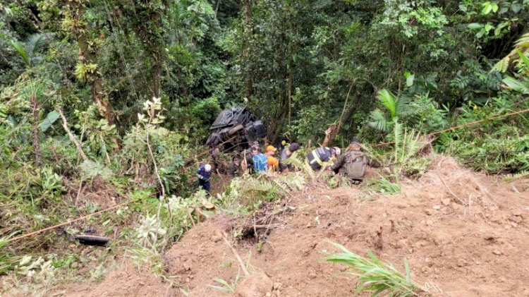 Caminhão do Exercito cai em Ribanceira de 20 metros com mais de 40 militares