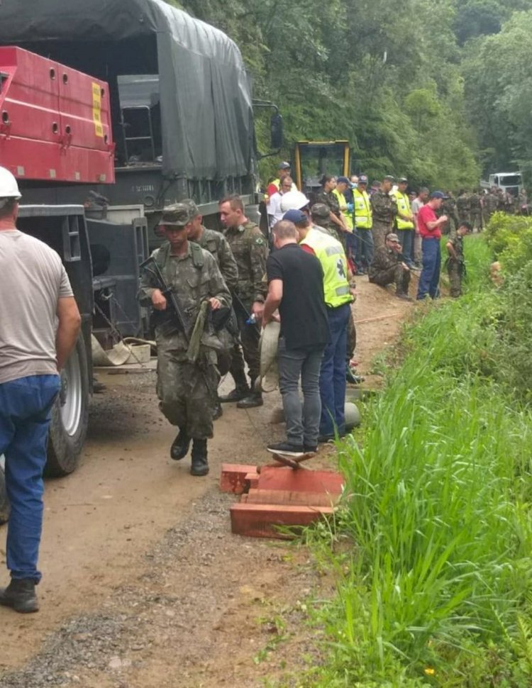 Caminhão do Exercito cai em Ribanceira de 20 metros com mais de 40 militares